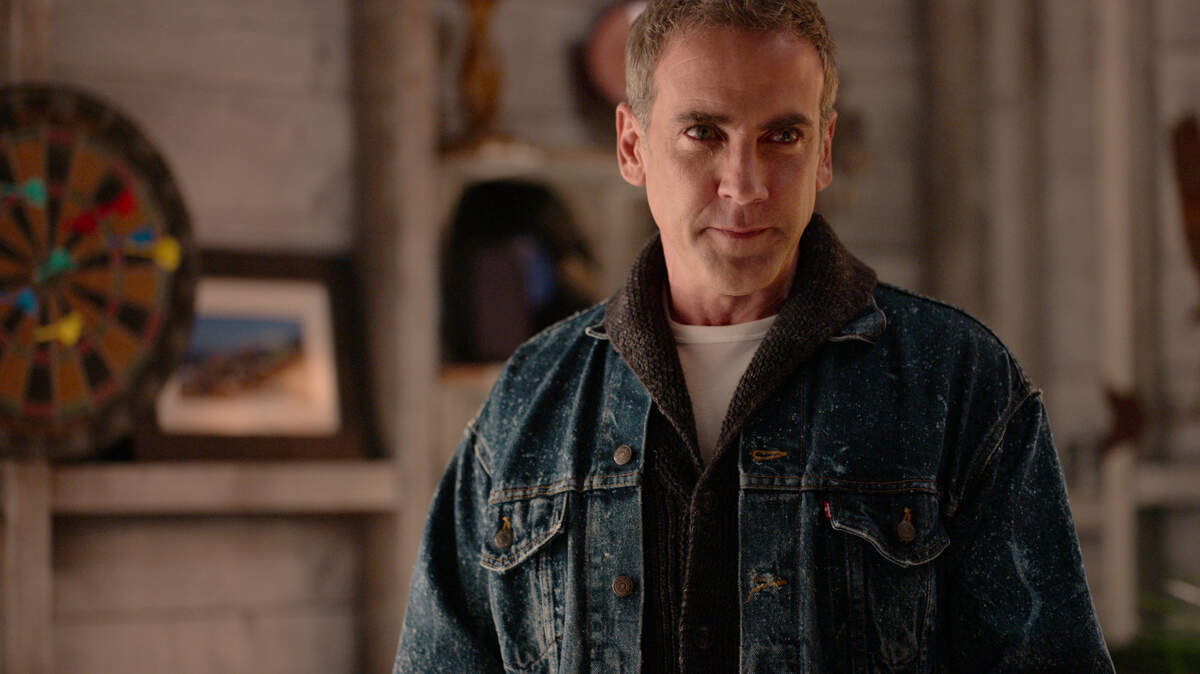 Carlos Ponce interpreta a Ray en la serie de Netflix, “Julie and the Phantoms”.
