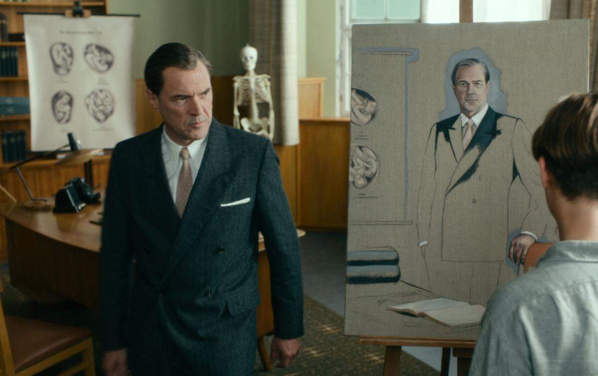 Kurt (Tom Shilling) pinta al professor Carl Seeband (Sebastian Koch) en una escena de “Never Look Away”.