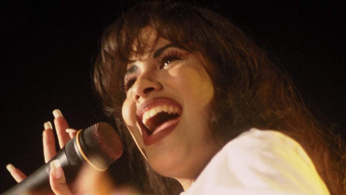 La cantante mexicoamericana Selena. En 1989 Selena Quintanilla se convirtió en la primera artista latina en ser la imagen de Coca-Cola.