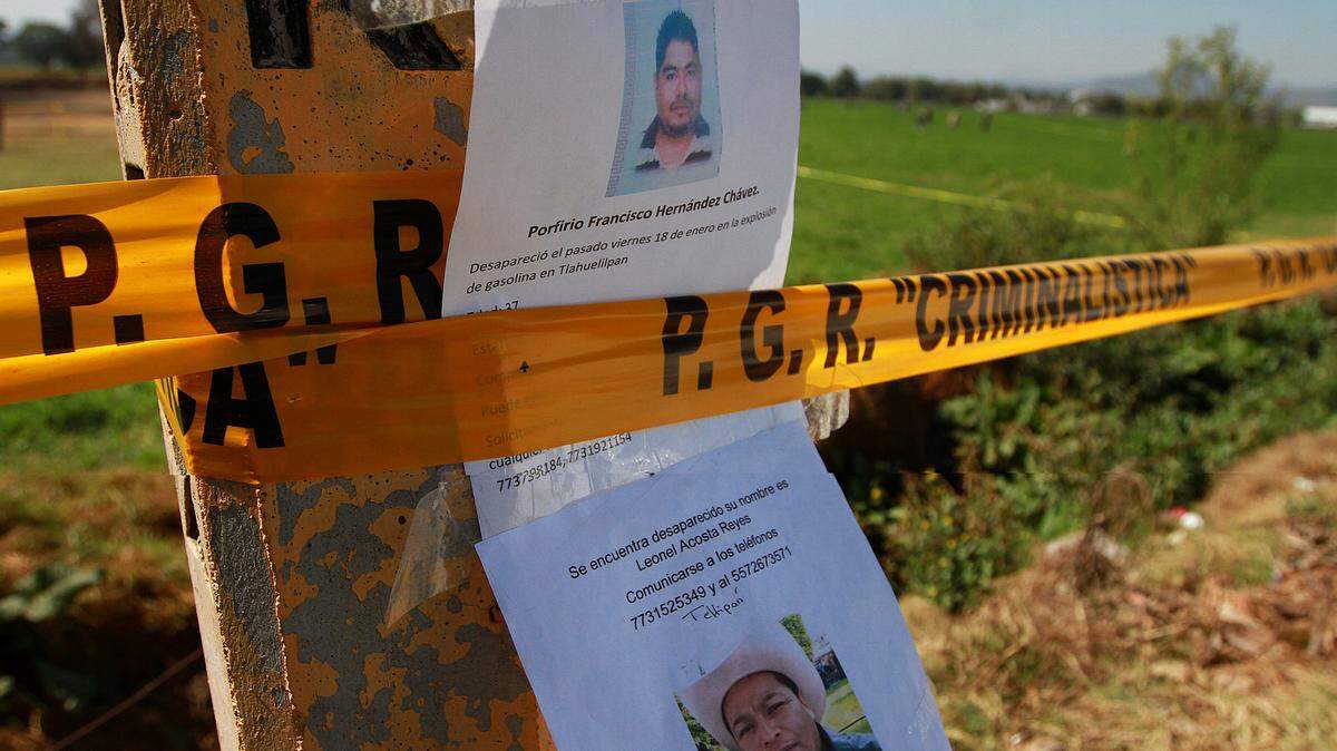 En postes que señalan el paso de ductos de Pemex familiares han colocado fotografías con la descripción de las víctimas de la explosión del ducto de Petróleos Mexicanos en Tlahuelilpan, Hidalgo.