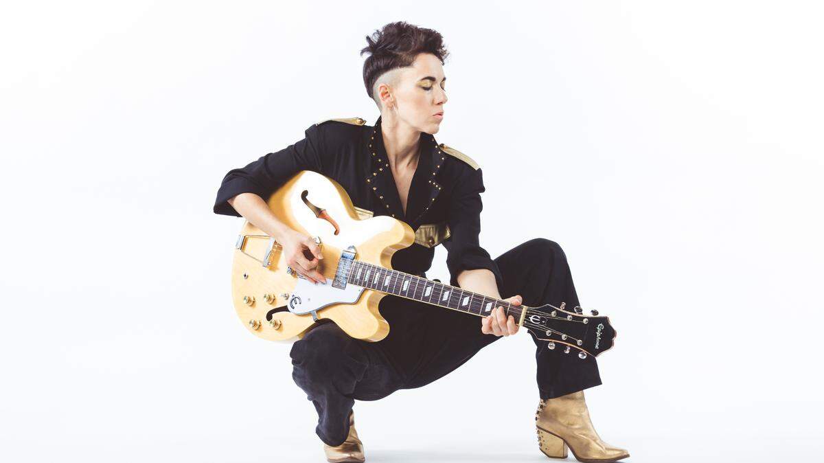 La cantautora Gina Chávez está nominada a los premios Grammy latinos por su disco “La que manda”.