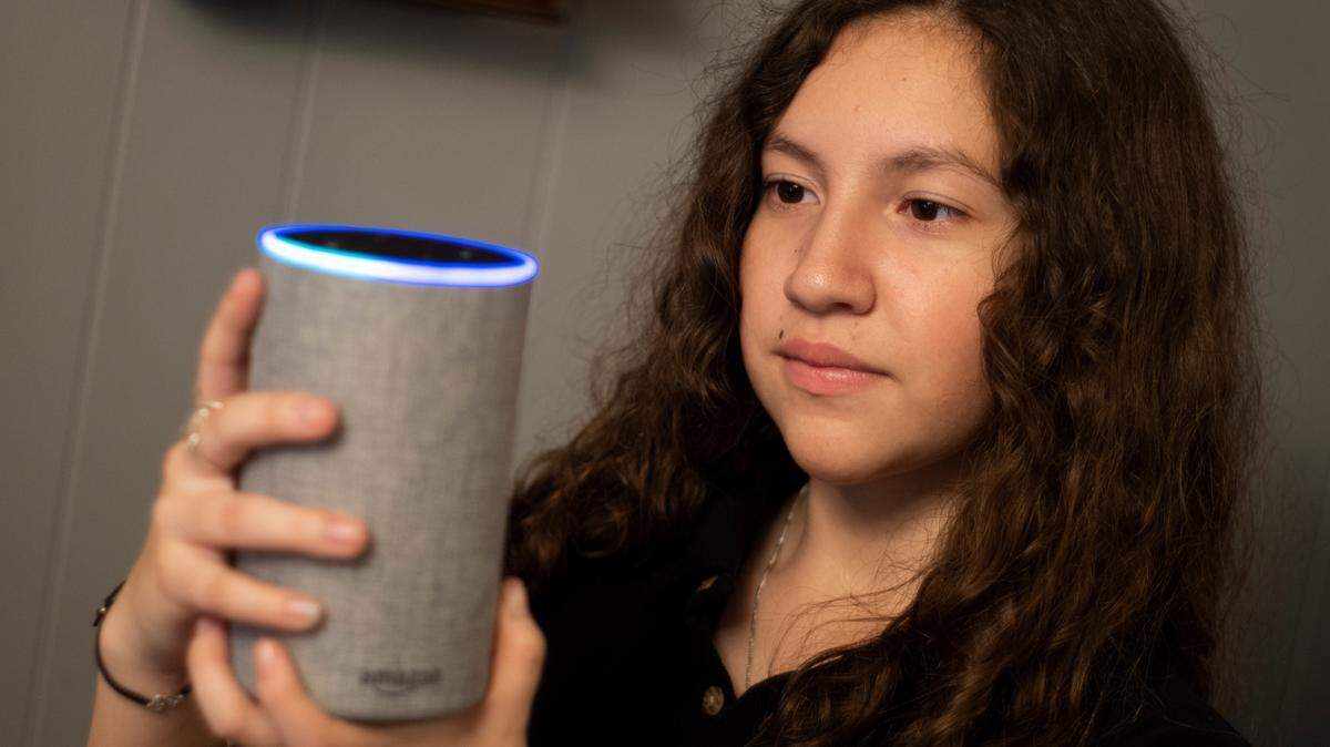 Suguey Carmona Nolasco, de 15 años, revisa su Alexa, el asistente virtual de Amazon, en su vivienda en Austin, Texas.