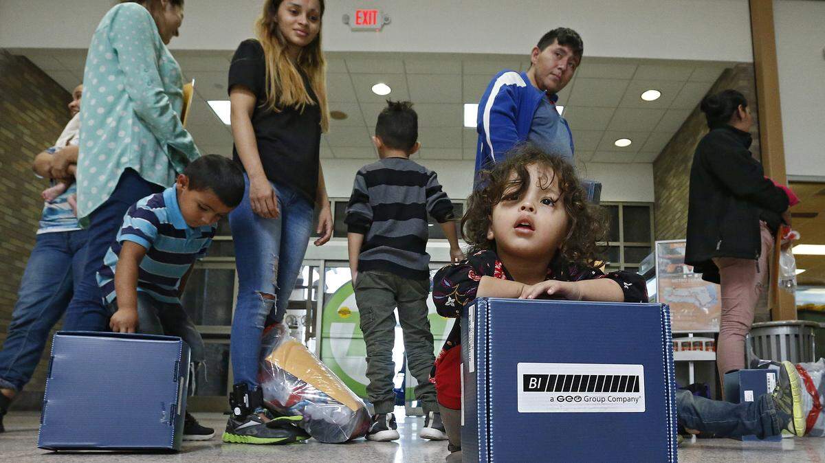 LWS119. MCALLEN (EE.UU.), 26/06/2018.- Familias migrantes son procesadas en la Estación Central de Autobuses antes de ser trasladadas a Caridades Católicas hoy, martes 26 de junio de 2018, McAllen, Texas (EE.UU.). El presidente Trump ordenó la semana pasada que su Gobierno frenara la separación de las familias en la frontera y que en cambio mantuviera juntos a los niños con sus padres o familiares en centros de detención. Esa división de las familias era una consecuencia de su política de “tolerancia cero” hacia la inmigración ilegal, que lleva a su Ejecutivo a procesar criminalmente a los indocumentados. Hasta ahora, las autoridades han reunido con sus familiares a 522 niños inmigrantes, aunque 2.053 menores siguen recluidos, según datos publicados el sábado por el Departamento de Seguridad Nacional. EFE/LARRY W. SMITH