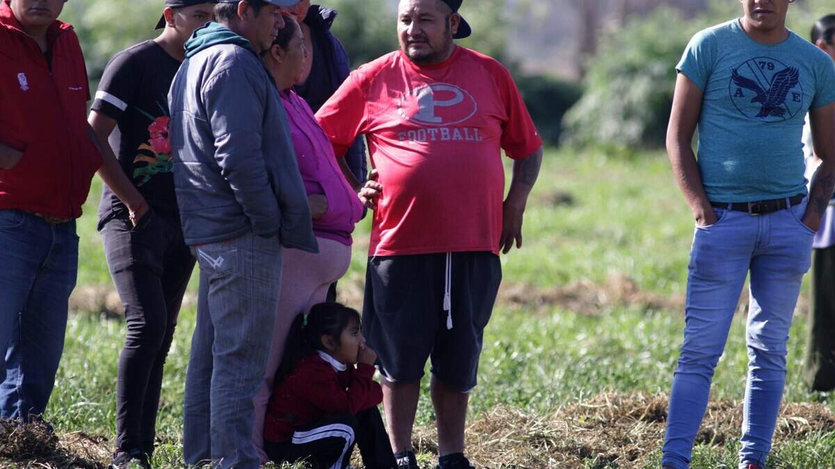 Familiares de víctimas esperan noticias de las autoridades tras la explosión que dejó más de 90 personas muertas en una toma clandestina de gasolina de Petróleos Mexicanos (Pemex) en Tlahuelilpan (México).