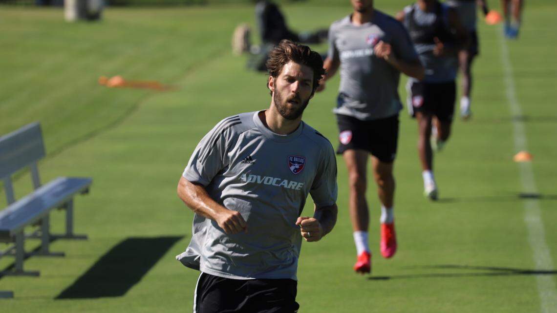 Ryan Hollingshead entrena junto a sus compañeros en las instalaciones del FC Dallas.