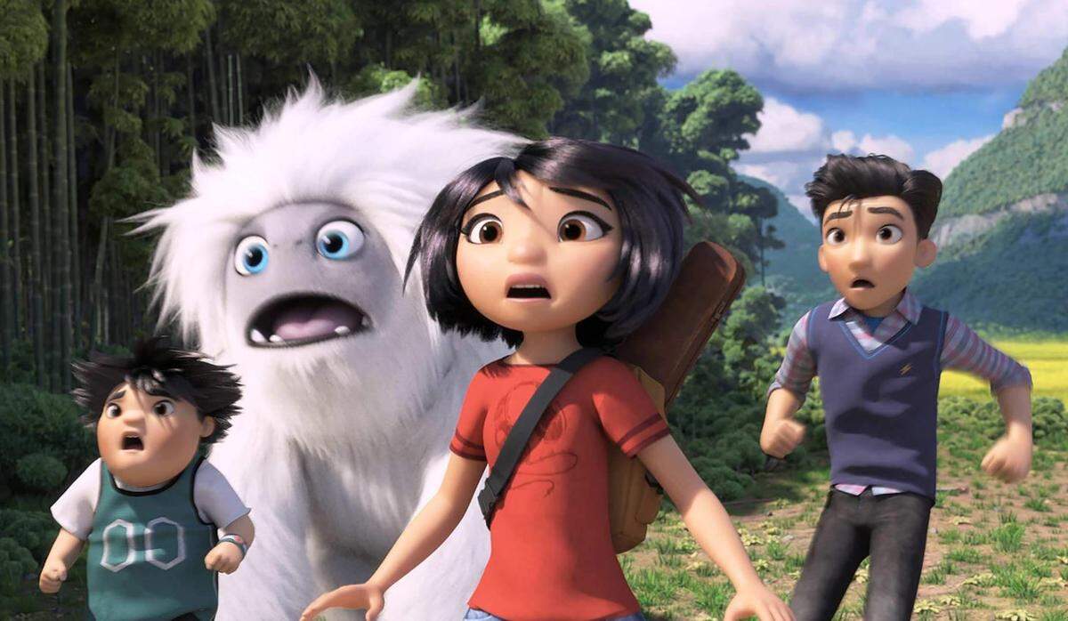 Yi (centro, voz de Chloe Bennet), Peng (Albert Tsai), Jin (Tenzing Norgay Trainor) y Yeti en una escena de la película en “Abominable”.