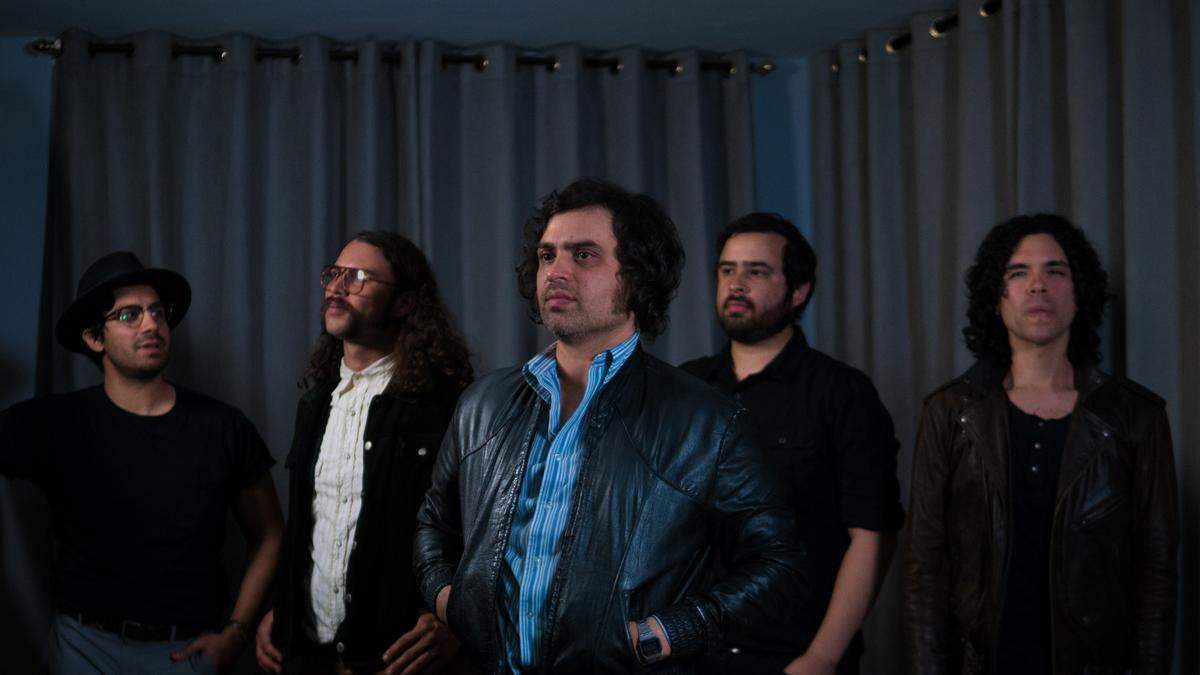 Los integrantes de la banda de rock progresivo Enjambre.