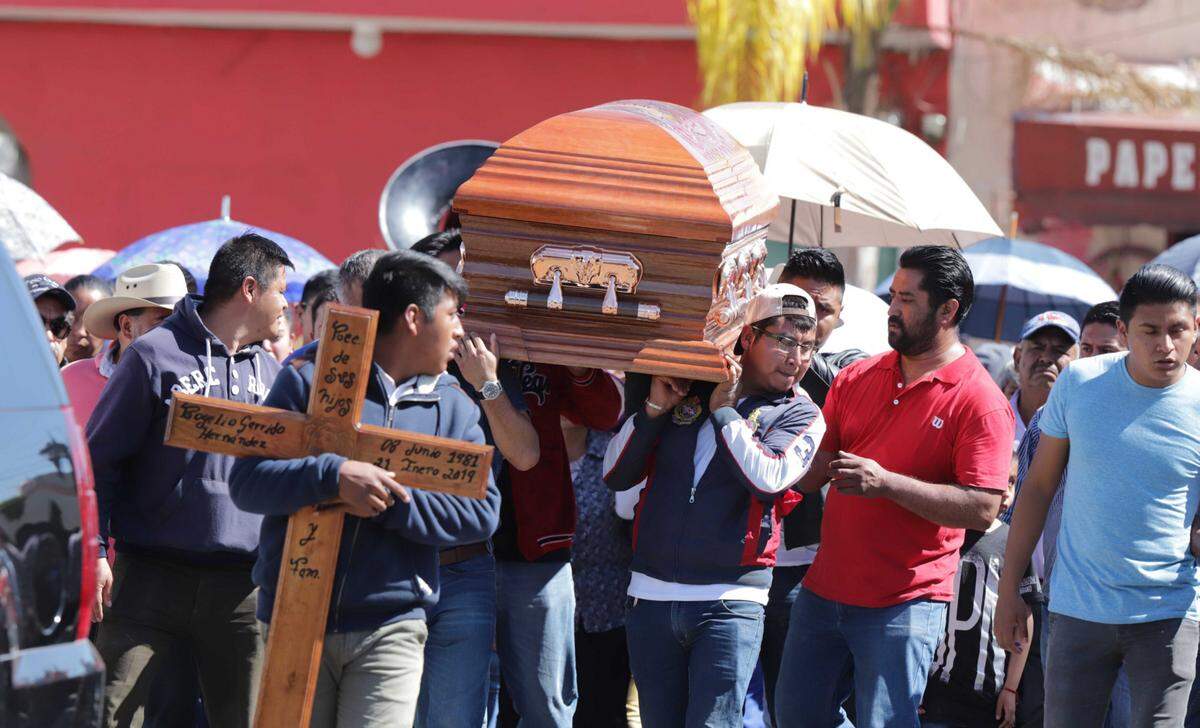 Familiares y amigos dan el último adiós a víctimas de la explosión en el ducto de Pemex localizado en Tlahuelilpan, Hidalgo.