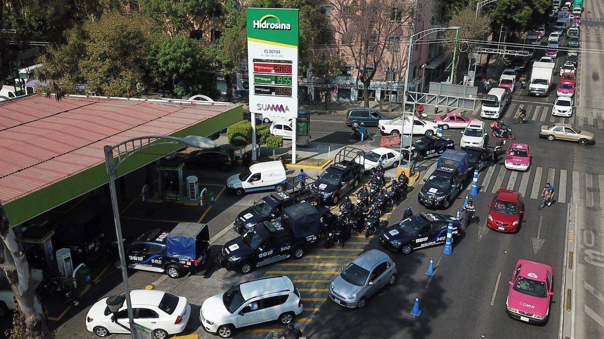 Conductores esperan en una larga fila para poder comprar gasolina en Ciudad de México.
