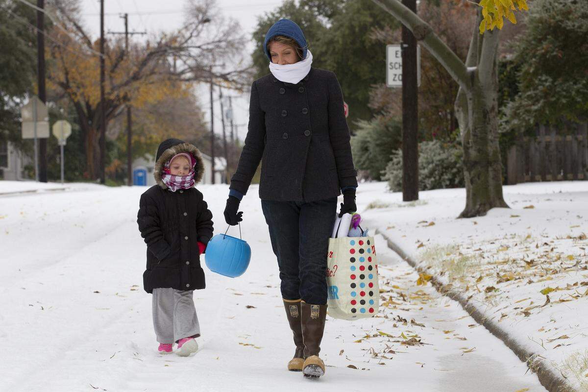 Ashley Leonard and her daughter Veda, 4, walk to a neighbors for pancakes this morning in the ice in west Fort Worth on Friday, Dec. 6, 2013.
