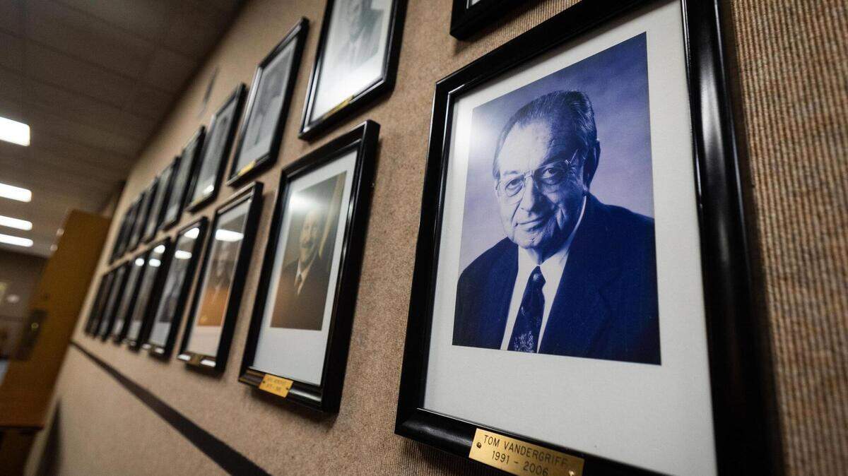 Una pared de retratos de antiguos jueces del condado de Tarrant expuesta en el quinto piso del edificio administrativo del Condado de Tarrant, en el centro de Fort Worth.