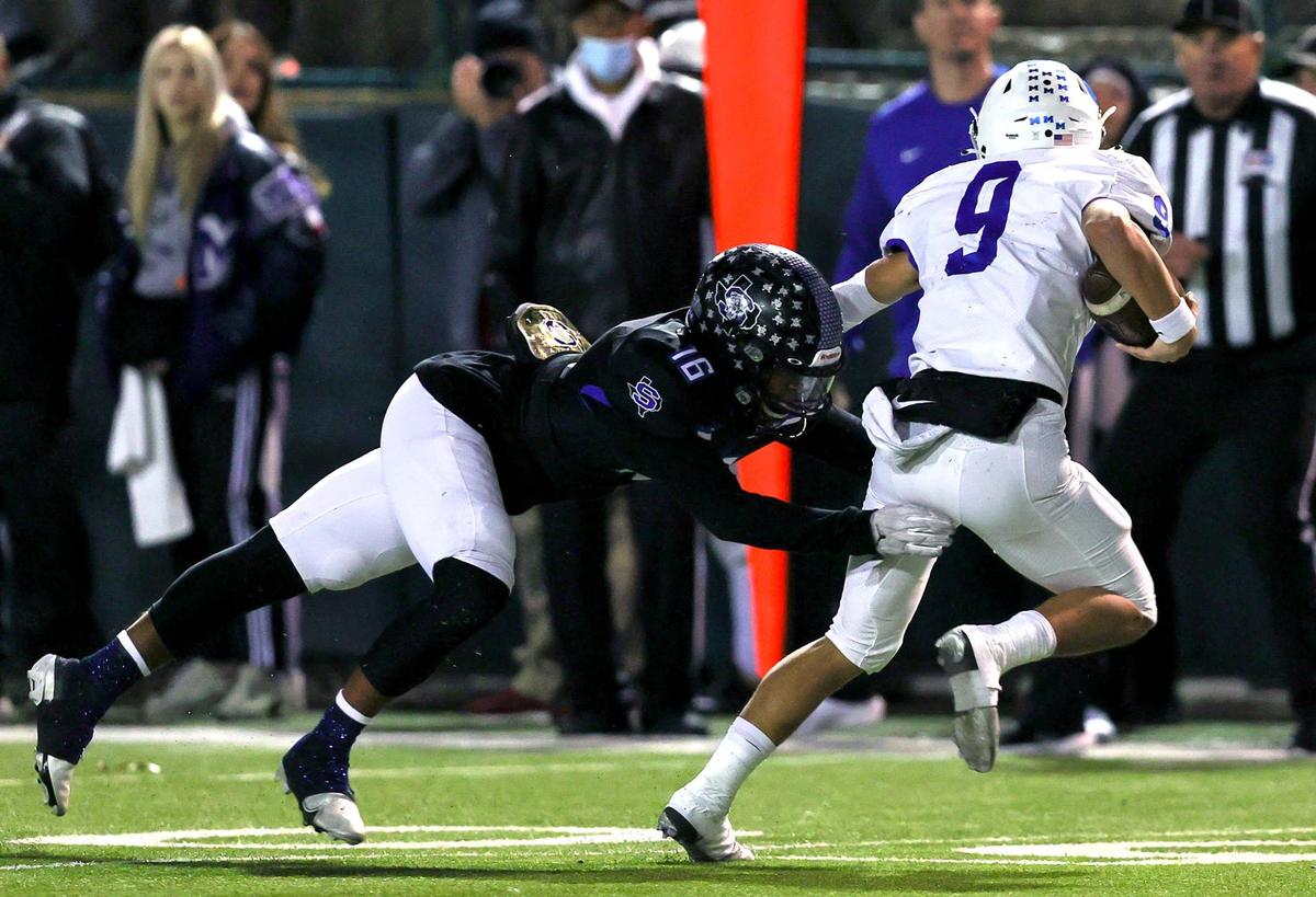 Mansfield Summit linebacker Johnny Everitt (16) makes a stop on Midlothian quarterback Chad Ragle (9) during the second half of the 5A Division I Region I semifinal high school football playoff game played on November 26, 2021 at Gopher-Warrior Bowl in Grand Prairie. (Steve Nurenberg/Special to the Star-Telegram)