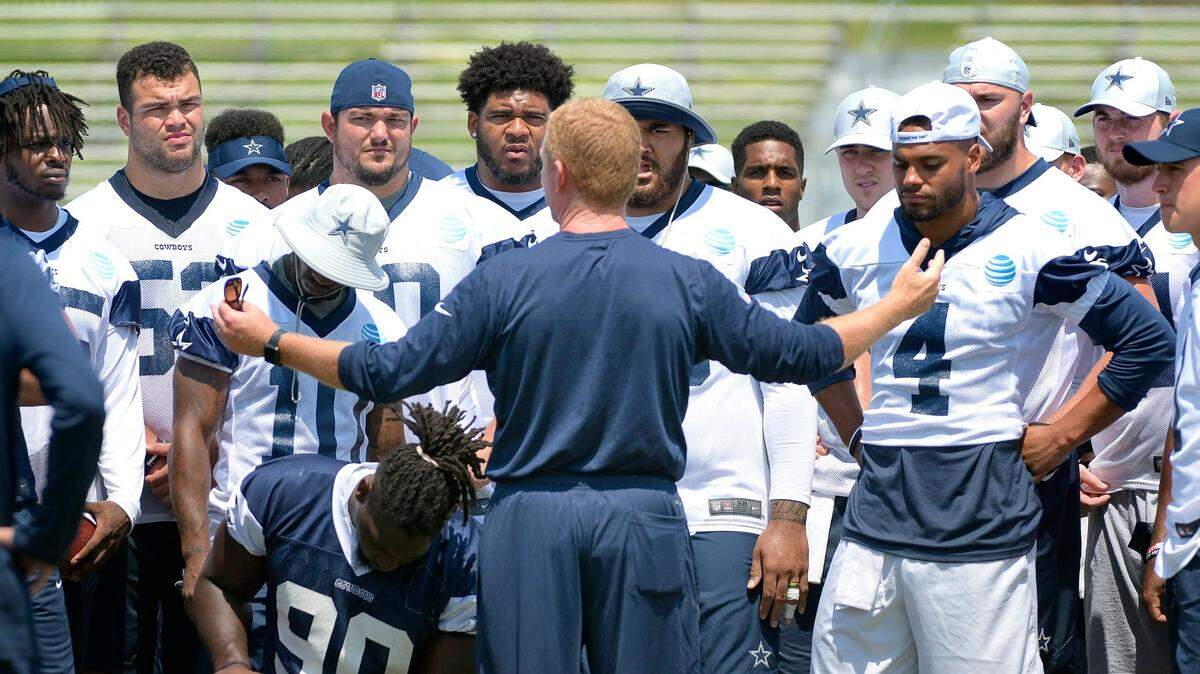 Cowboys head coach Jason Garrett talks to his team after the morning walk through at training camp in Oxnard, Calif., on Sunday.