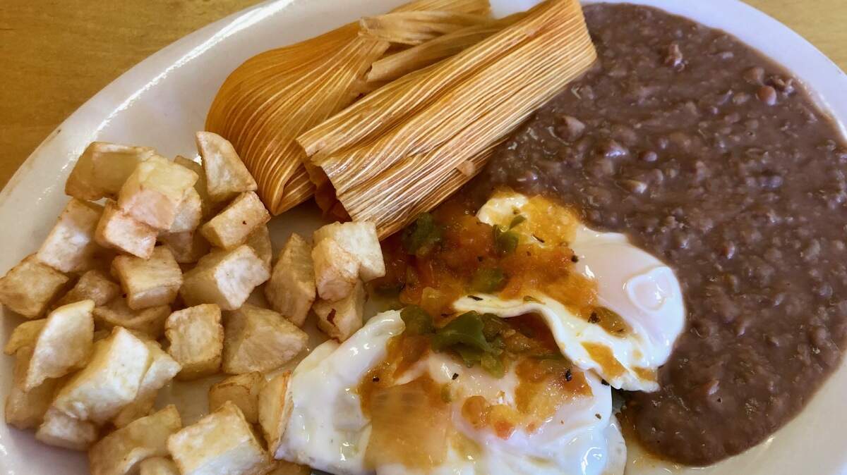 Los huevos tamaleros son un plato del menú de Amy's Restaurant, en el norte de Fort Worth.