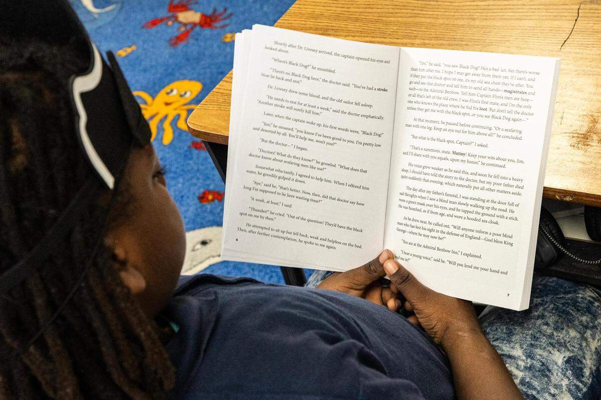 A’Myiah Maurice, 10, follows along with Kristi Jones, a fourth-grade reading and language arts teacher, as she reads ‘Treasure Island’ to her class at South Hi Mount Elementary in Fort Worth on Tuesday, Dec. 5, 2023.