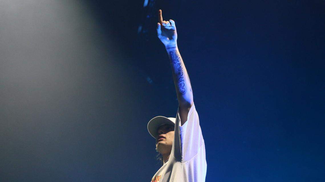 ‘Me oirán hasta el cielo’: Peso Pluma agota los boletos para su concierto en Irving