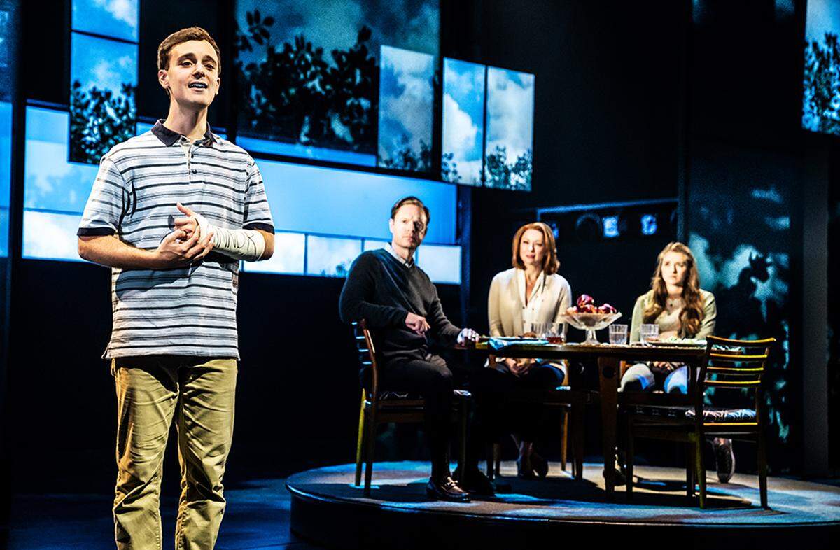 Stephen Christopher Anthony as ‘Evan Hansen’ and the North American touring company of DEAR EVAN HANSEN.