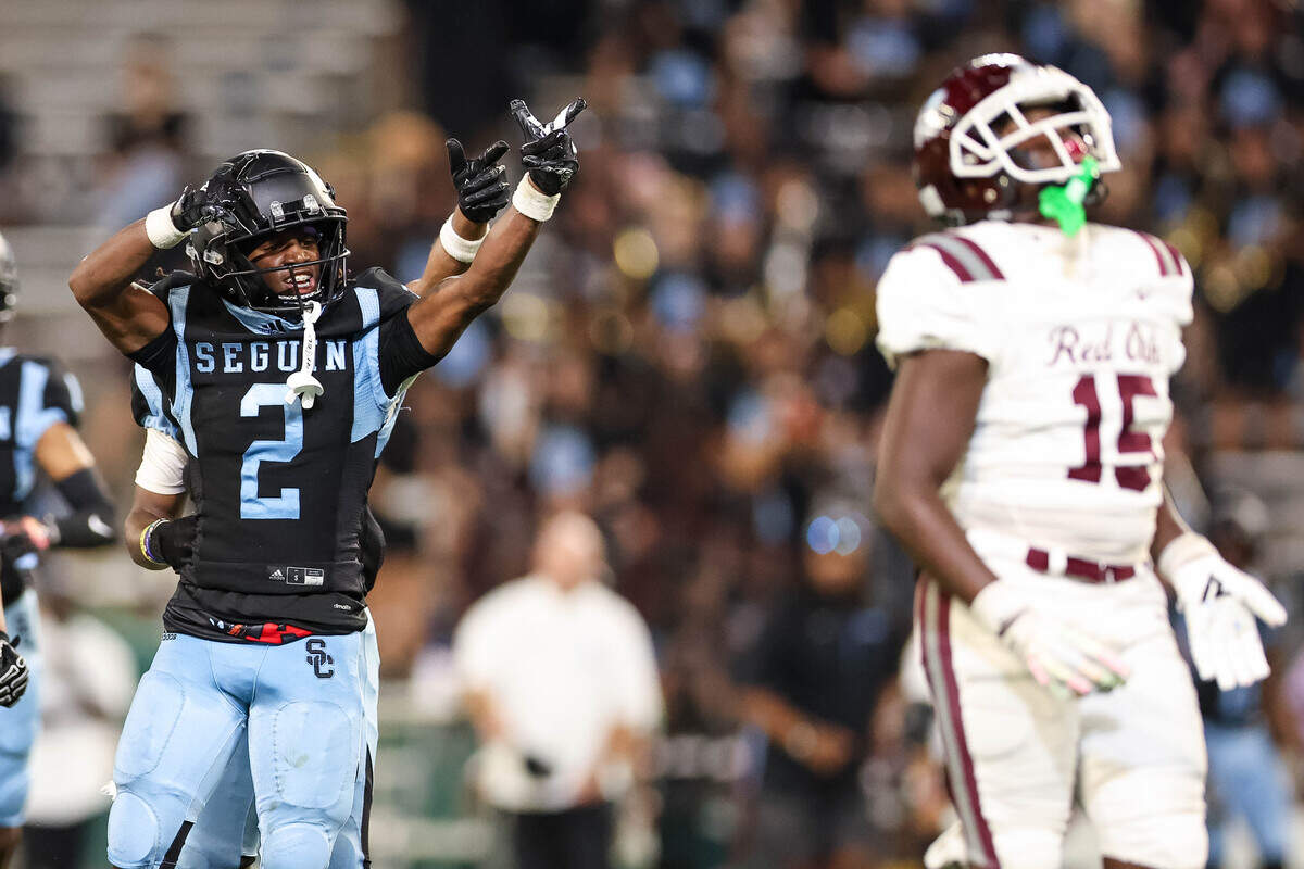 Arlington Seguin wide receiver Gmanii Smith points to a first down after making a cacth and run play during the fourth quarter of a non-district game between Arlington Seguin and Red Oak at Choctaw Stadium in Arlington, Texas on Sept. 4, 2025.