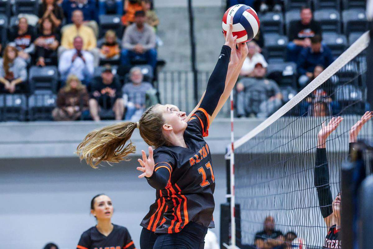 Aledo’s Brynlee Schneider (17) and a teammate block a shot at the net in Thursday’s bidistrict playoff game between Aledo and Colleyville Heritage at Arlington ISD Athletics Center, Thursday, Oct. 30, 2025.