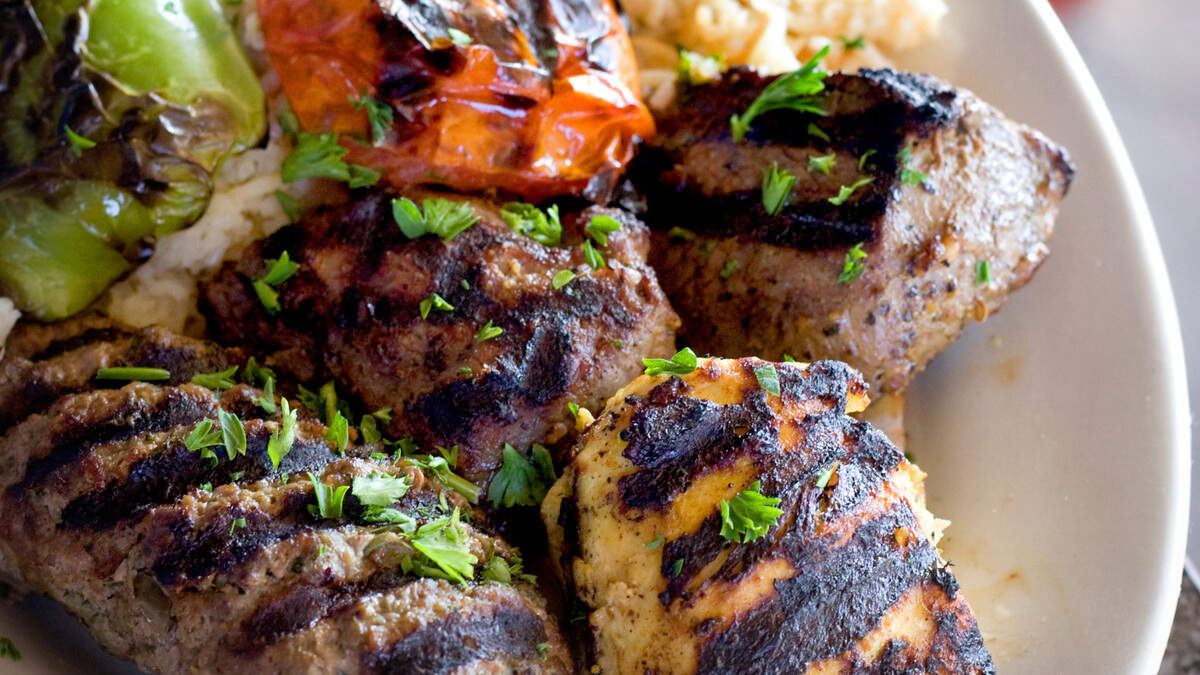 El especial libanés de Prince, incluye un surtido de cordero, ternera. shish tawook, kebabs y tabbouleh en Prince Lebanese Grill.