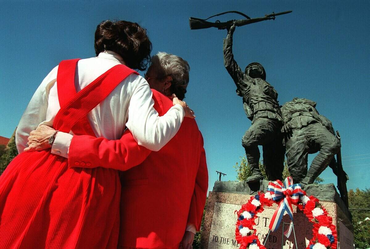 Nov. 11, 1998: Patty Fenoglio, left, hugs her mother Pat Shannon after the two laid a ceremonial wreath at the base of the statue ‘Duty,’ which the soldier on the left was patterned after the likeness of Shannon’s father, E.L. Sprague, who was a national commander of the Veterans of World War I. They are at the Armistice Day Memorial Service at Veterans Memorial Park at 4100 Camp Bowie Blvd.