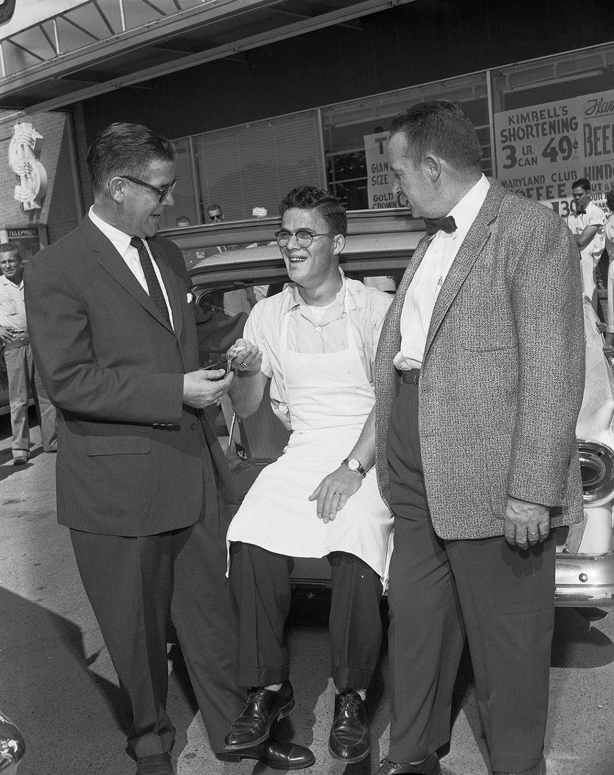 Oct. 17, 1958: Alton Worthington, center, grocery manager of Buddies Super Market, was named winner of the 1958 station wagon in a contest sponsored by The Pillsbury Co.