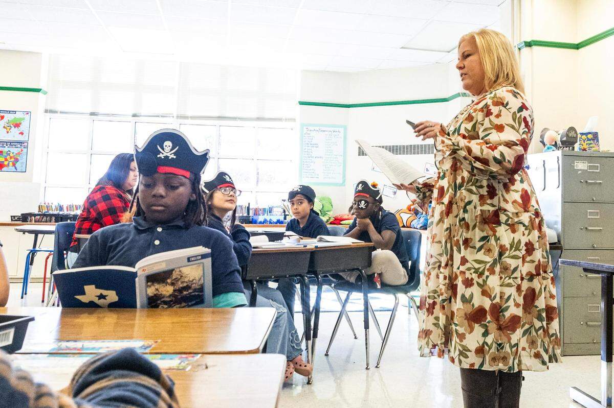 A’Myiah Maurice, 10, follows along with her teacher Kristi Jones, a fourth-grade reading and language art teacher, as she reads ‘Treasure Island’ to her class at South Hi Mount Elementary in Fort Worth on Tuesday, Dec. 5, 2023.