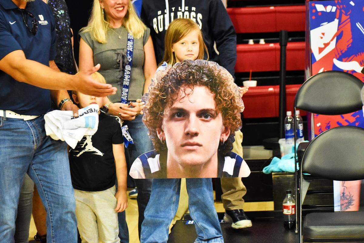 A young fan holds a cutout of Finley Bizjack’s face during the game between Butler and SMU on Nov. 15 at Moody Coliseum in Dallas.