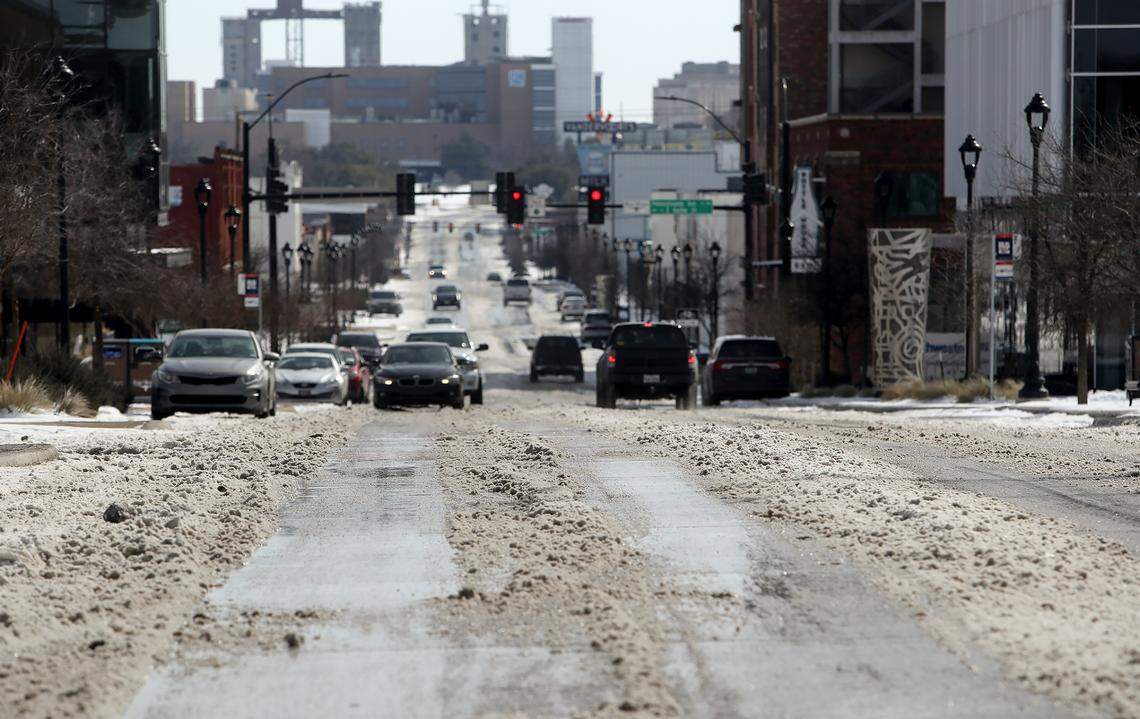 Snow starts to turn to slush on South Main Street in Fort Worth on Thursday, Feb. 18, 2021, as temperatures inch above freezing.