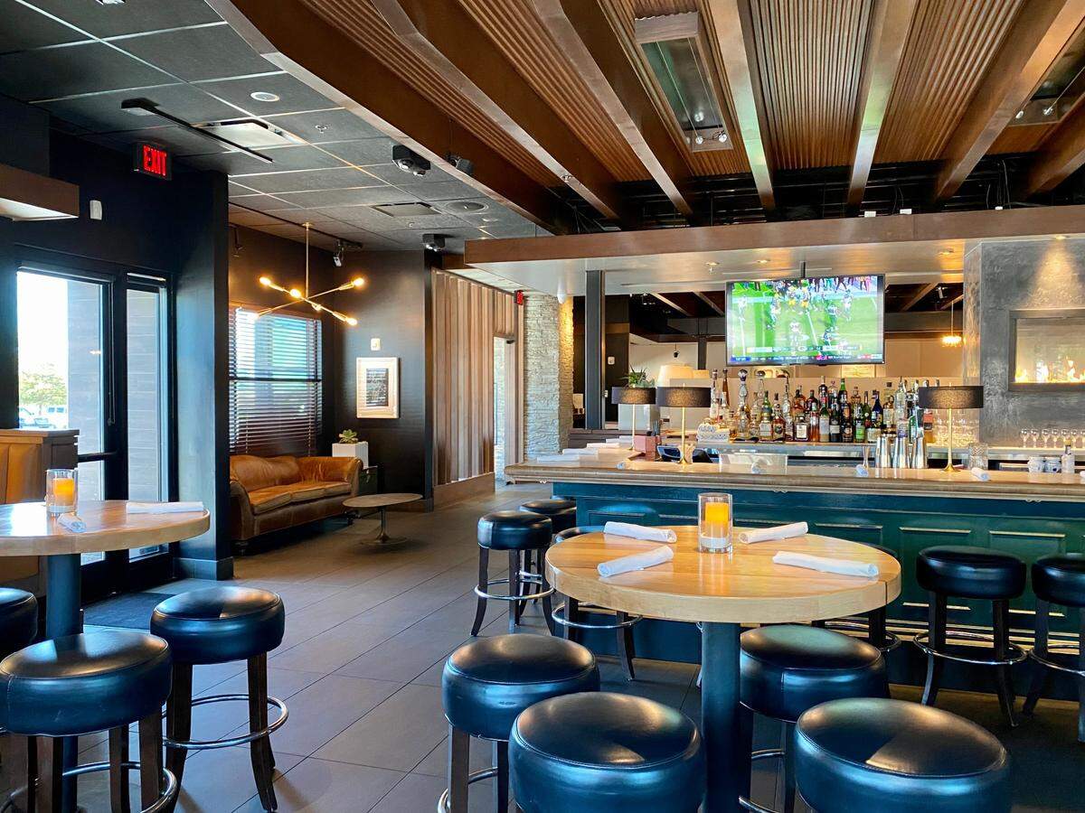 Towne Grill is a contemporary neighborhood grill in Alliance Town Center.