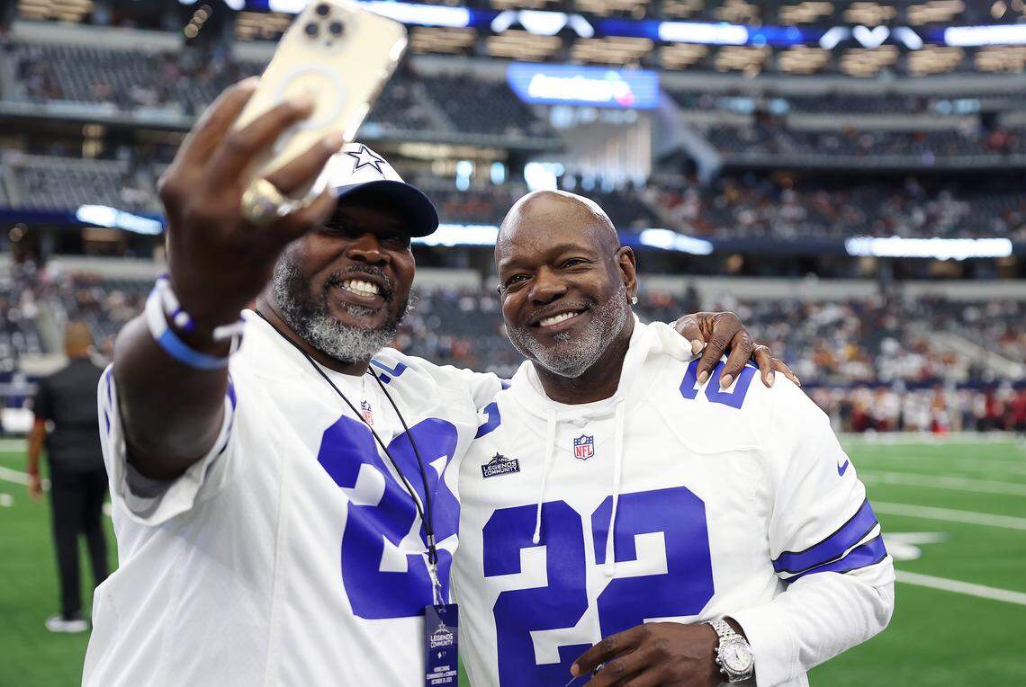Dallas Cowboys legends Kenny Gant, left, and Emmitt Smith take a selfie before the game Sunday.