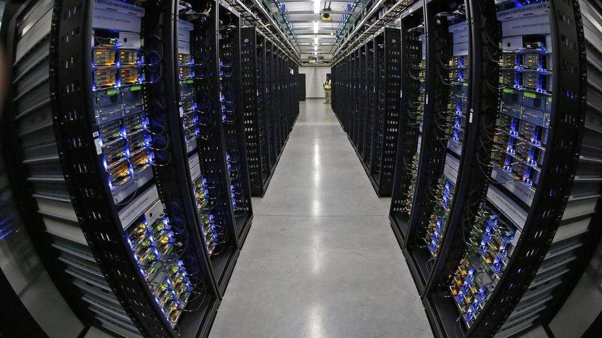 Rows of servers fill Data Hall B at the Facebook’s Fort Worth Data Center. A Dallas-based developer wants to build another, $200 million data storage facility in far north Fort Worth.