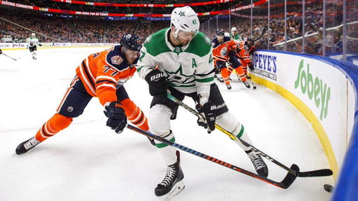 Dallas Stars’ Alexander Radulov (47) and Edmonton Oilers’ Oscar Klefbom (77) battle for the puck during first period NHL hockey action in Edmonton, Alberta, on Tuesday Nov. 27, 2018. (Jason Franson/The Canadian Press via AP)
