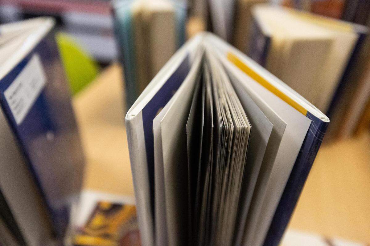 A new funding model allowed M.H. Moore Elementary School in Fort Worth to purchase more books its library.
