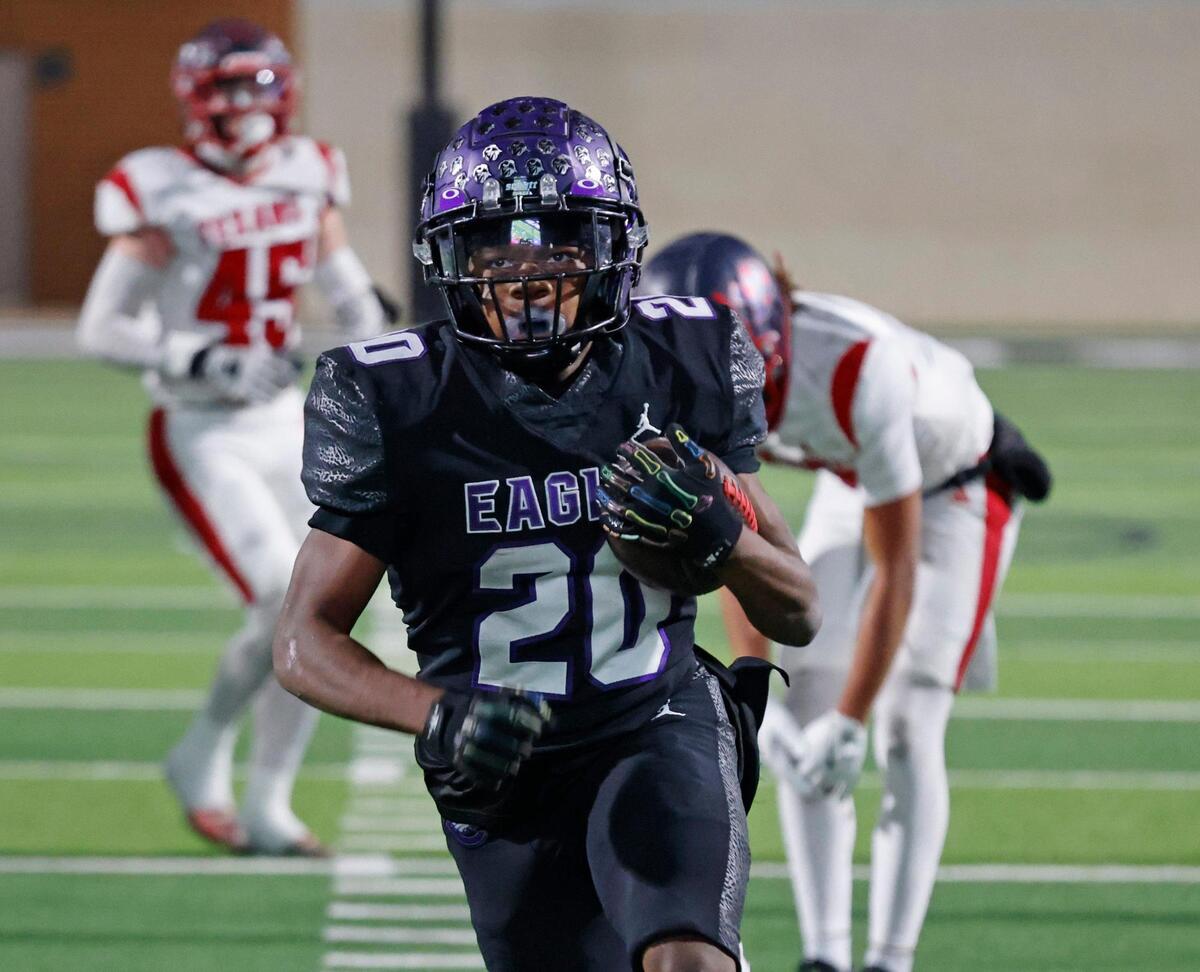 Crowley running back Kenyon Cotton (20) takes it up the middle for six during a UIL Class 6A D2 Bi-district playoff football game at Crowley ISD Multi-Purpose Stadium in Fort Worth, Texas, Friday, Nov. 15, 2024.