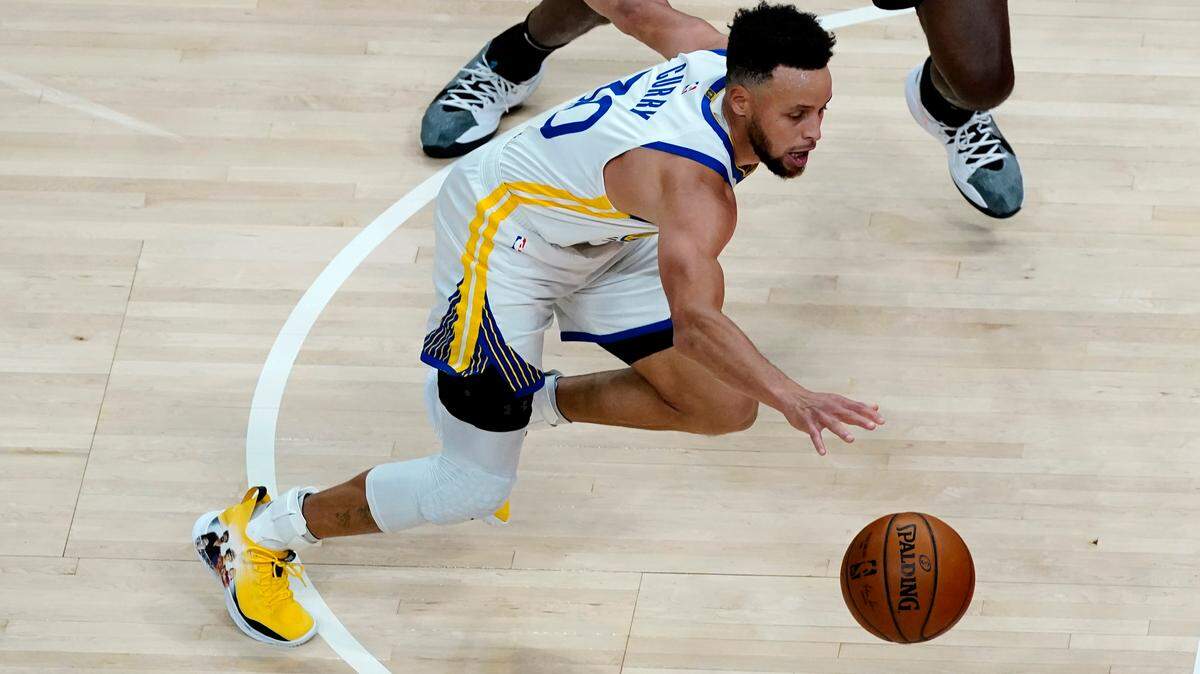 Golden State Warriors guard Stephen Curry (30) is shown in action against the Atlanta Hawks in the first half of an NBA basketball game Sunday, April 4, 2021, in Atlanta. Curry can be seen wearing the custom-made shoes now on the auction block at Goldin Auctions (AP Photo/John Bazemore) G