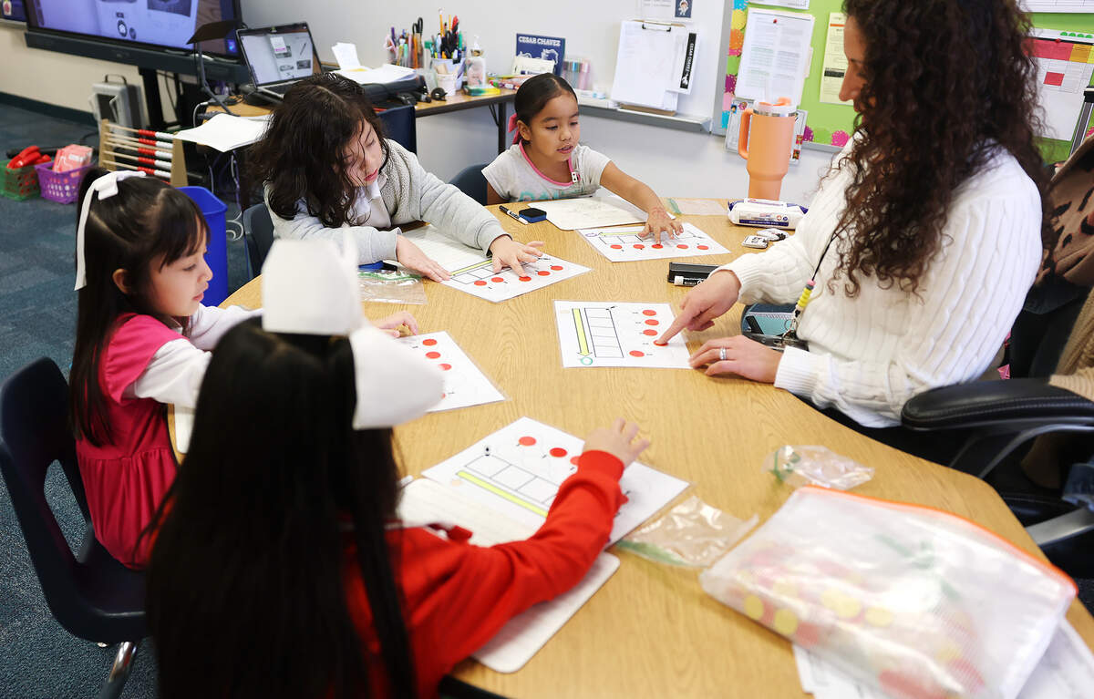 Kindergarten teacher Arselia Espinoza, right, works with students on identifying parts of a sentence during class at Cesar Chavez Elementary on Tuesday, Feb. 3, 2026, in Fort Worth.