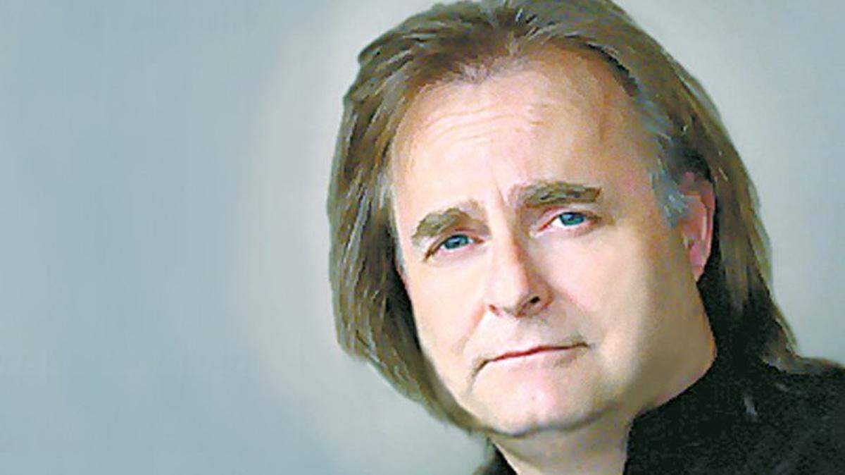 Ed Wallace, a longtime car columnist and radio host, died Sunday at his home in Fort Worth. 