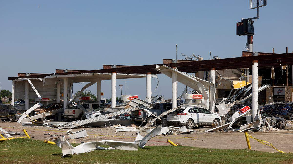 Major damage, at least 7 dead, 100 injured in Denton & Cooke counties after tornado