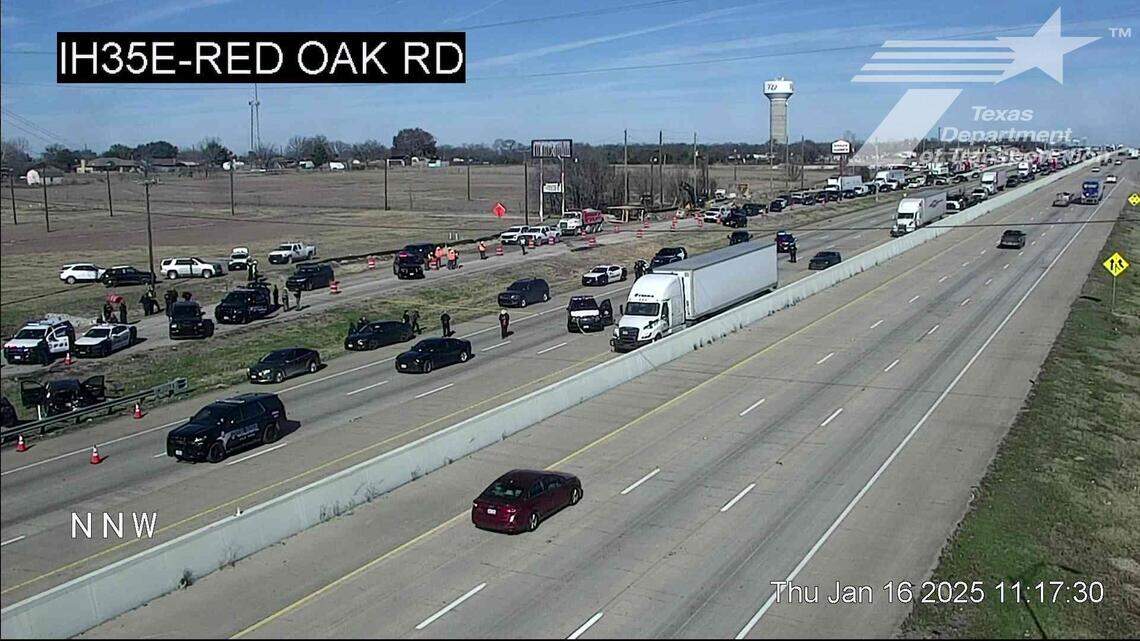 Dallas police shoot suspect after car chase ends in fatal crash on I-35E in Red Oak