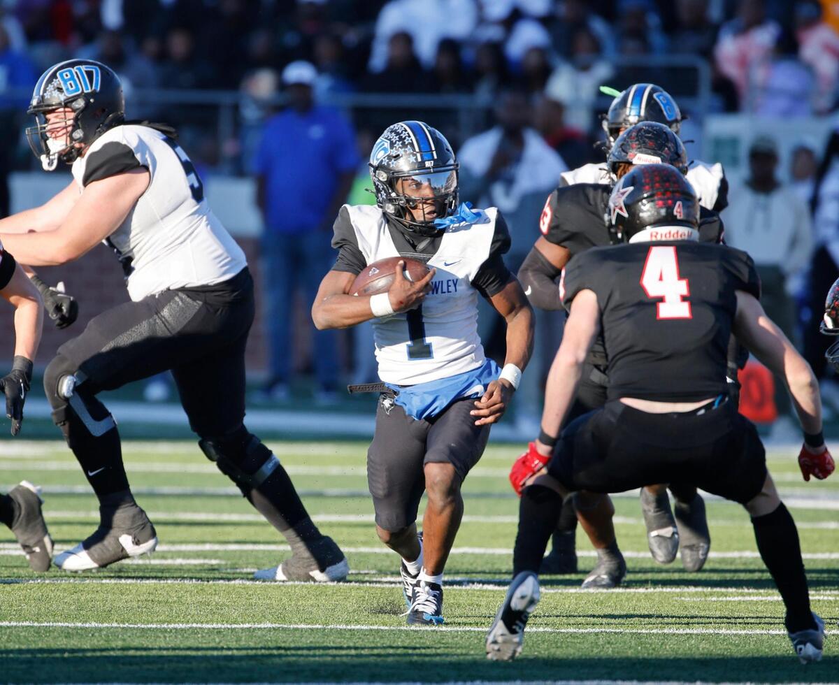 North Crowley running back Cornelius Warren (1) breaks through a hole in the line during the UIL District 6A D1 Regional football game at Vernon Newsom Stadium in Mansfield, Texas, Saturday, Nov. 30, 2024.