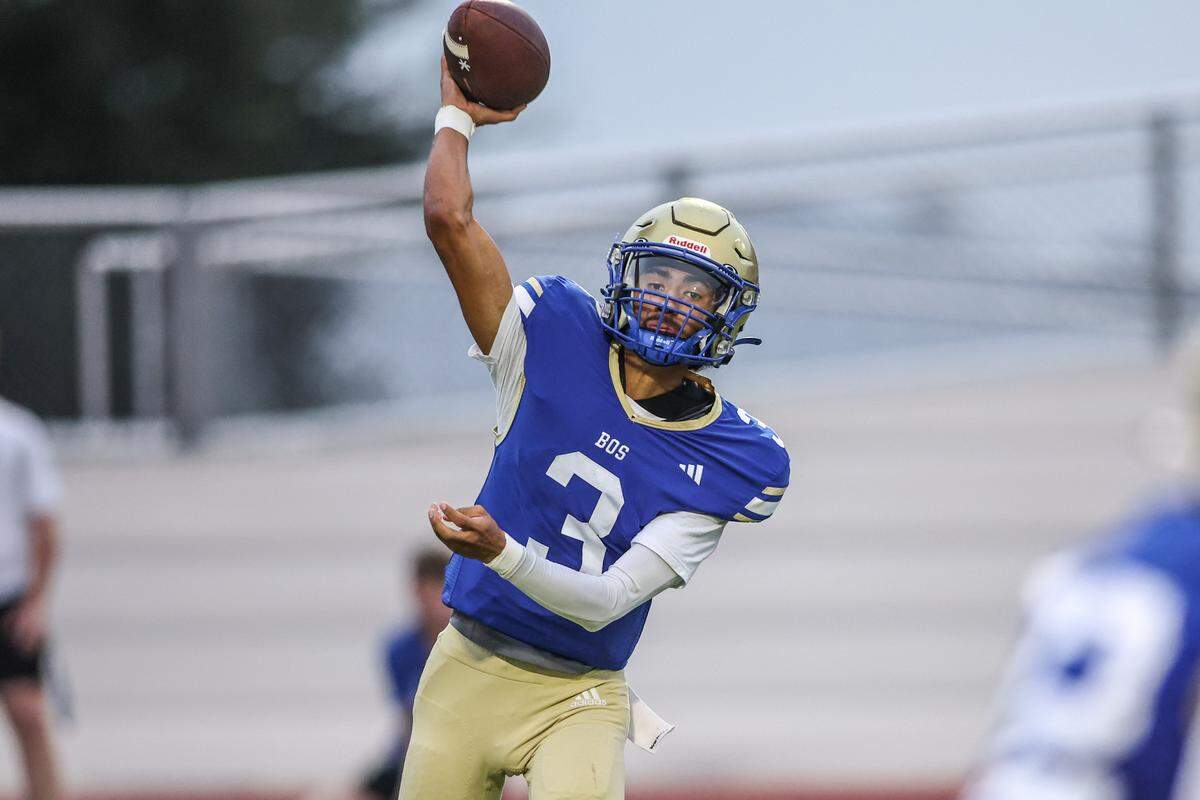 Boswell quarterback Djmarques Lords throws the ball at Boswell Pioneer Stadium on Friday, Sept. 5, 2025.