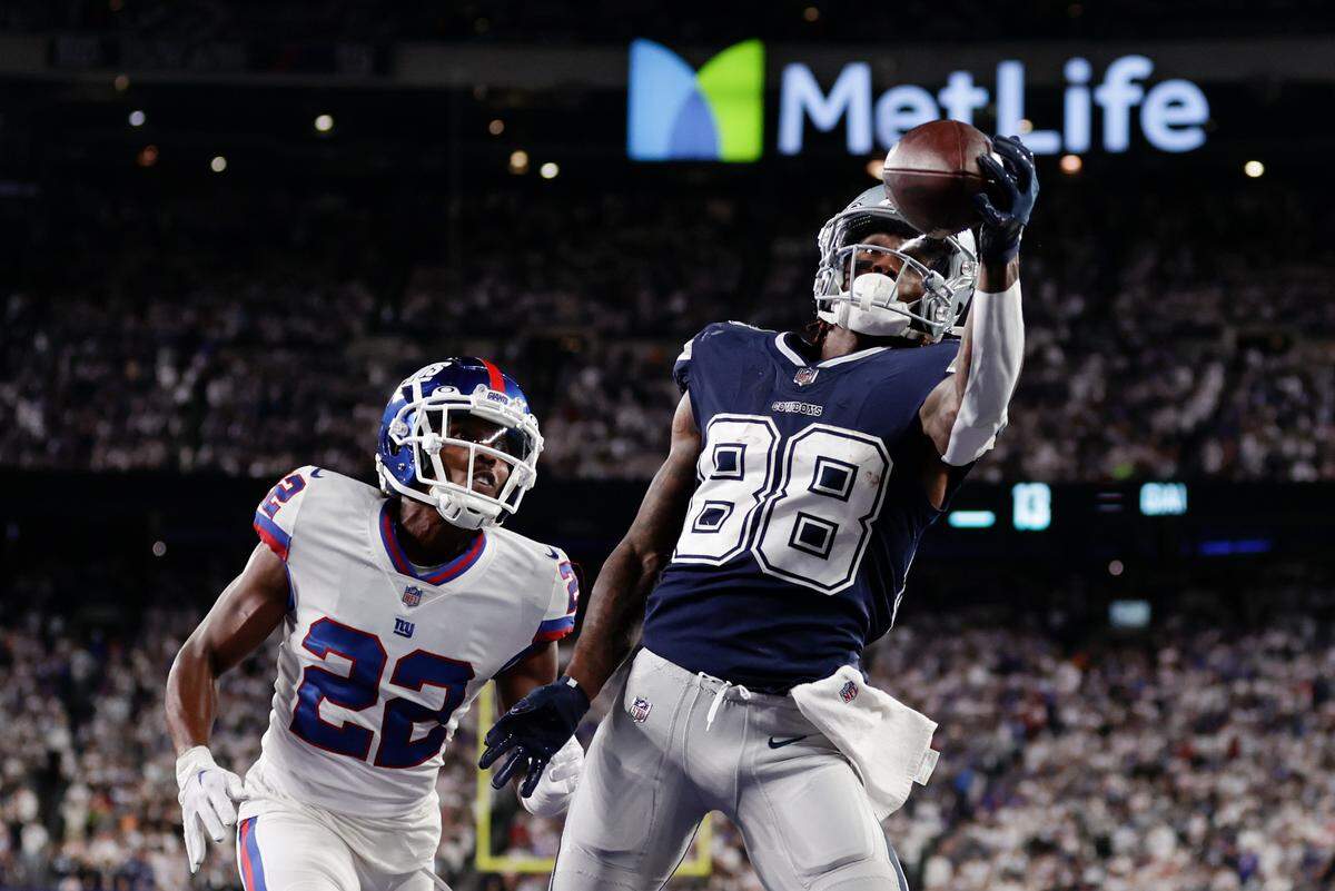 Dallas Cowboys wide receiver CeeDee Lamb (88) makes a catch in the end zone for a touchdown against New York Giants cornerback Adoree’ Jackson (22) during the fourth quarter of an NFL football game, Monday, Sept. 26, 2022, in East Rutherford, N.J. (AP Photo/Adam Hunger)