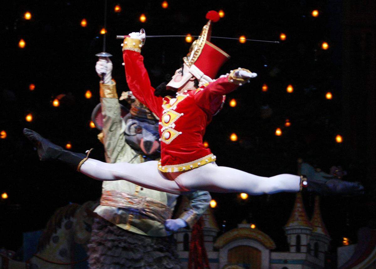 The Nutcracker, played by Lonnie Weeks, battle the Rat King, played by Bryon Brill, in Texas Ballet Theater Presents Ben Stevenson's The Nutcracker at Bass Performance Hall Thursday December 5, 2008. (Special to the Star-Telegram/ Richard W. Rodriguez)