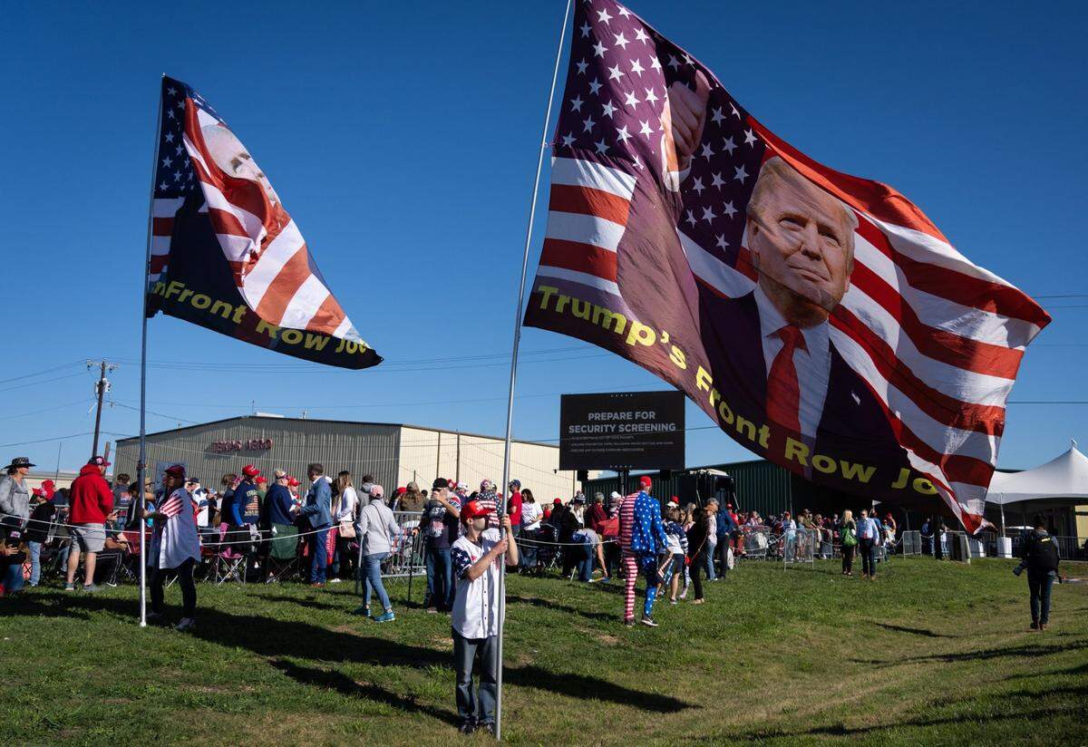 Adam Radogna, de Ohio, sostiene una gran bandera mientras espera para entrar en el mitin Make America Great Again de Donald Trump en Waco, Texas, el sábado por la mañana, 25 de marzo de 2023. Radogna viaja a muchos de los mítines de Donald Trump como parte de un grupo llamado "The Front Row Joes". "Sabíamos que teníamos que estar aquí para apoyarle", dijo Radogna. "Esto va a ser grande".