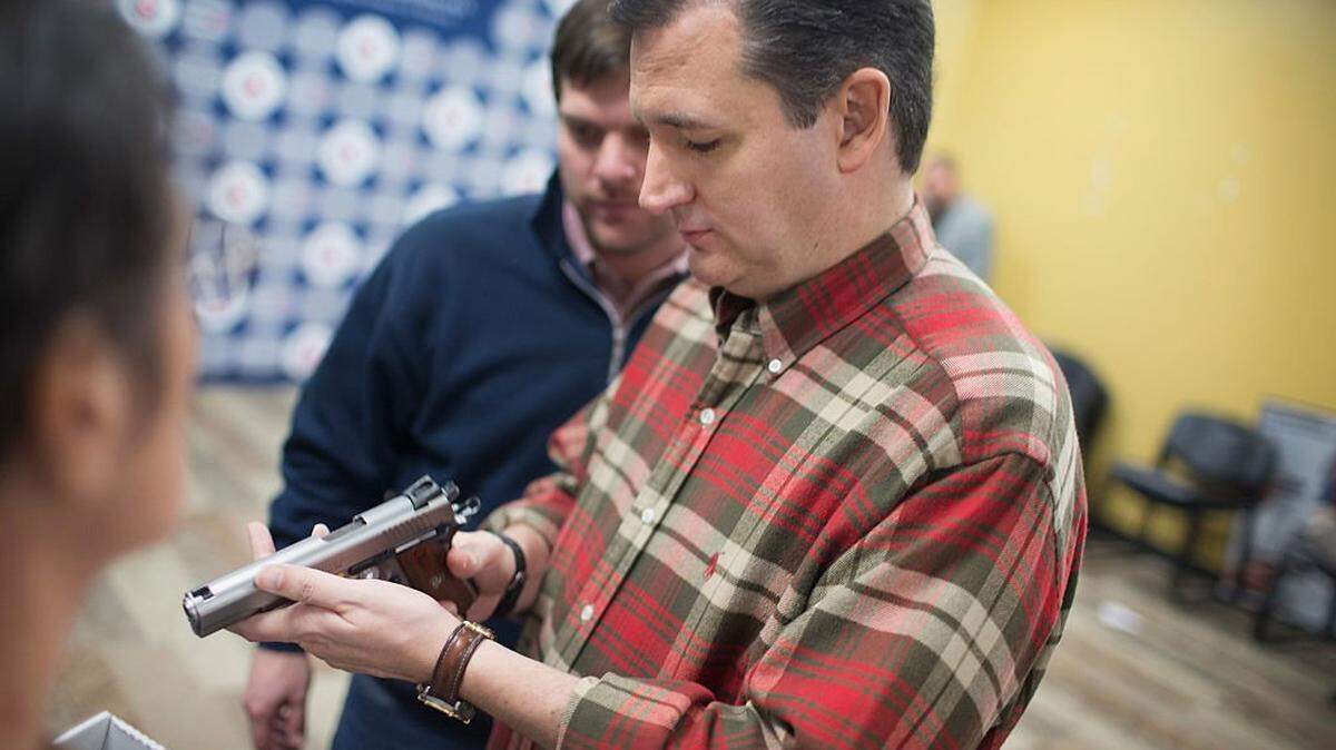 JOHNSTON, IA - DECEMBER 04: Republican presidential candidate Sen. Ted Cruz (R-TX) looks over a handgun handed to him by a supporter during a campaign event at CrossRoads Shooting Sports gun shop and range on December 4, 2015 in Johnston, Iowa. A recent poll had Cruz tied for third place with Ben Carson and behind Sen. Marco Rubio (R-FL) and front runner Donald Trump in the race for the Republican presidential nomination. (Photo by Scott Olson/Getty Images)