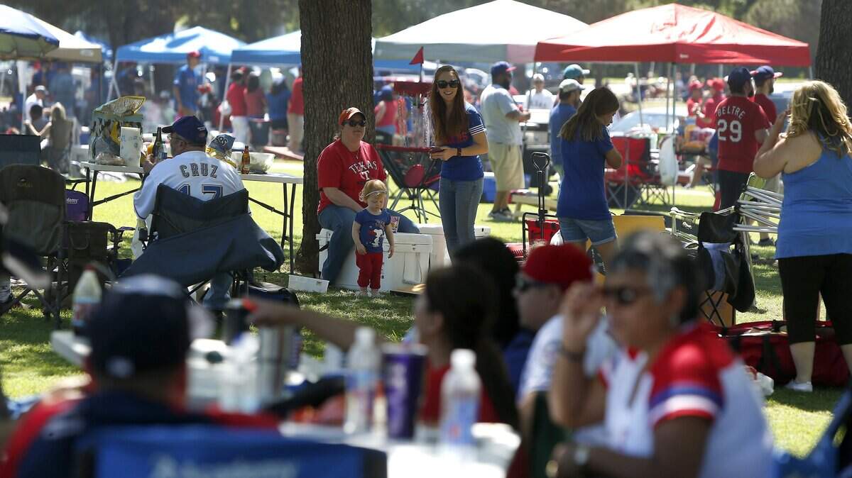 Expectations are high among the fans for the Texas Rangers, but low for oddsmakers.