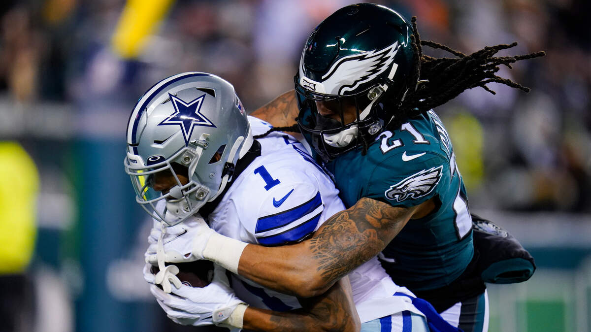 Dallas Cowboys wide receiver Cedrick Wilson (1) scores a touchdown past Philadelphia Eagles defensive back Andre Chachere during the first half Saturday’s game. The Cowboys won 51-26.