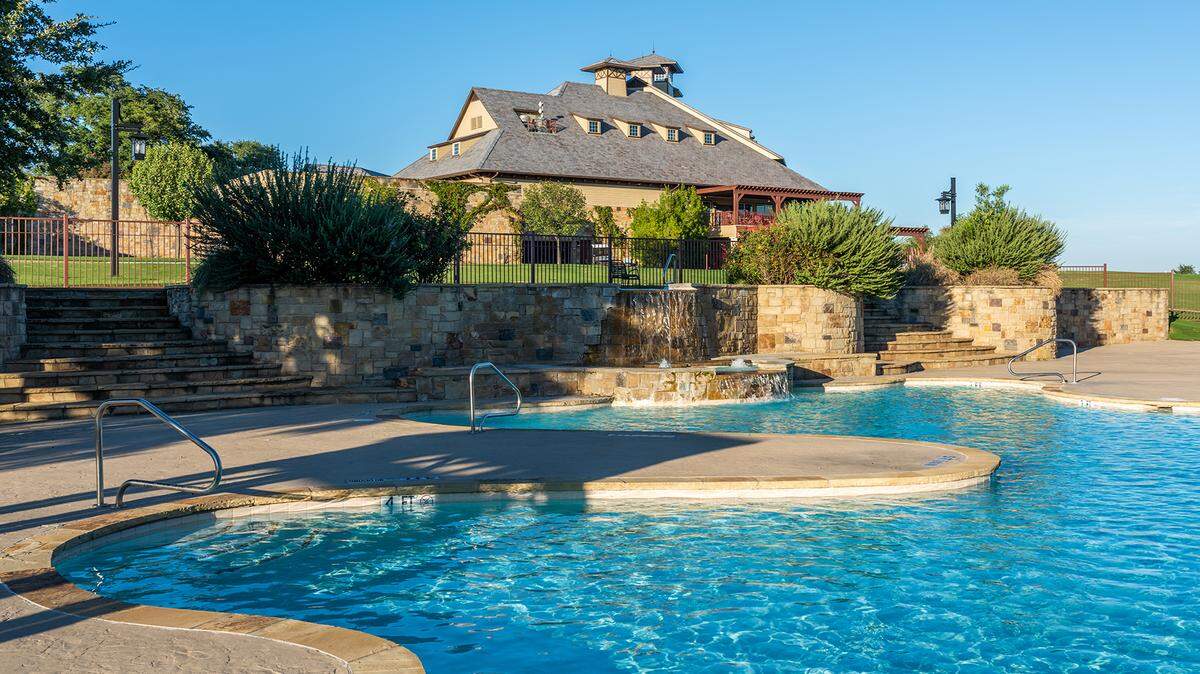 The Retreat has properties available ranging from patio size to three-acre estate home sites.  