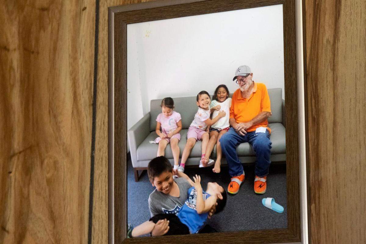 Una foto dentro de la casa de Charles Parson que lo muestra con los hijos de Cindy Rodriguez-Singh, incluyendo a Noel Rodríguez-Álvarez, con camisa azul, en Everman, Texas, el martes 28 de marzo de 2023. Noel no ha sido visto desde noviembre, y la policía registró a fondo la casa durante su investigación.